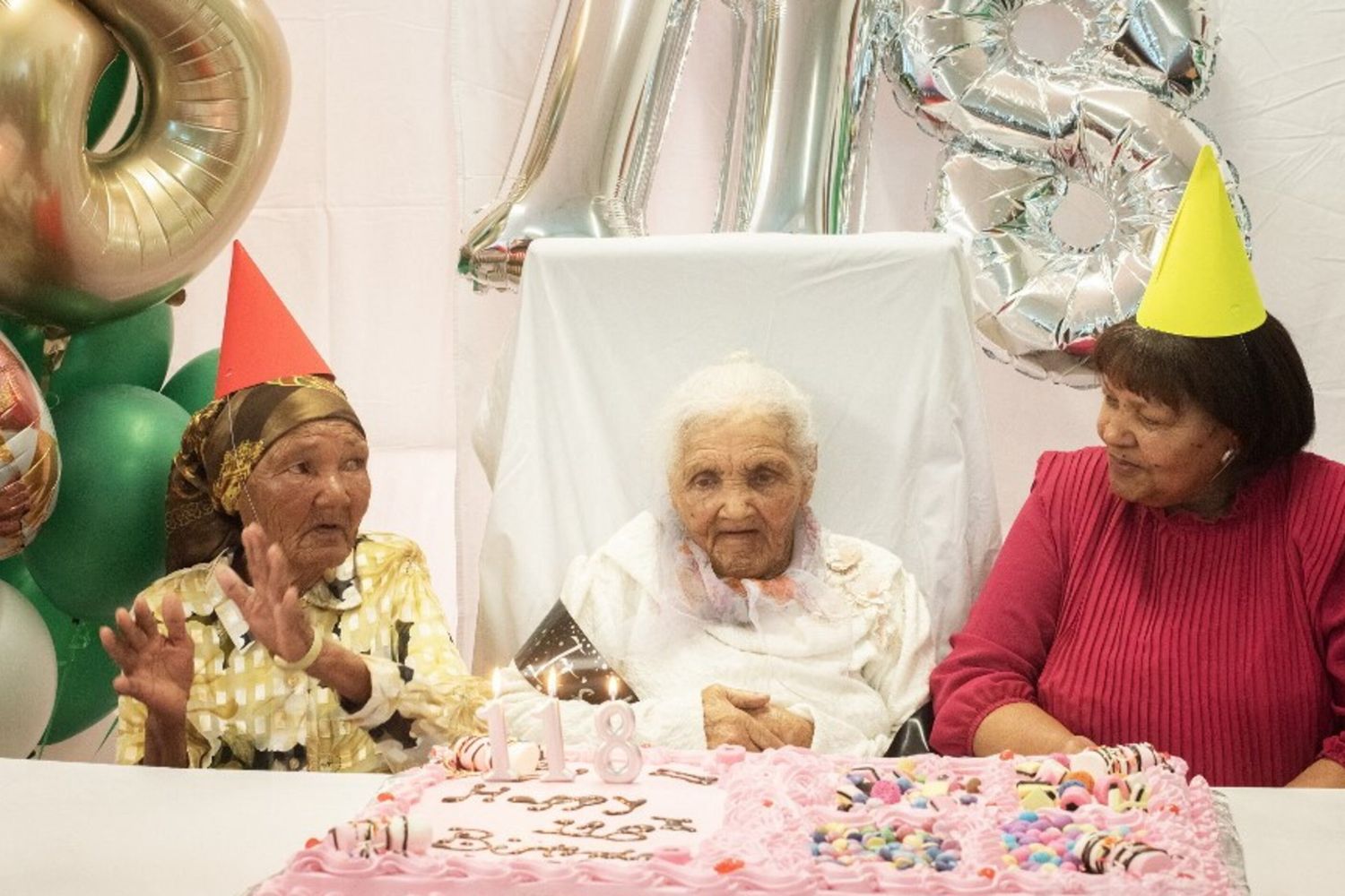 Margaret Maritz (al centro) festeggia il suo 118° compleanno con due delle sue figlie, Gertryda Maritz (a sinistra), 81 anni, e Liza Daniels (a destra, 67 anni, in una casa di riposo a Touwsrivier a circa 200 km da Città del Capo