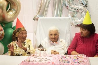 Margaret Maritz (al centro) festeggia il suo 118° compleanno con due delle sue figlie, Gertryda Maritz (a sinistra), 81 anni, e Liza Daniels (a destra, 67 anni, in una casa di riposo a Touwsrivier a circa 200 km da Città del Capo