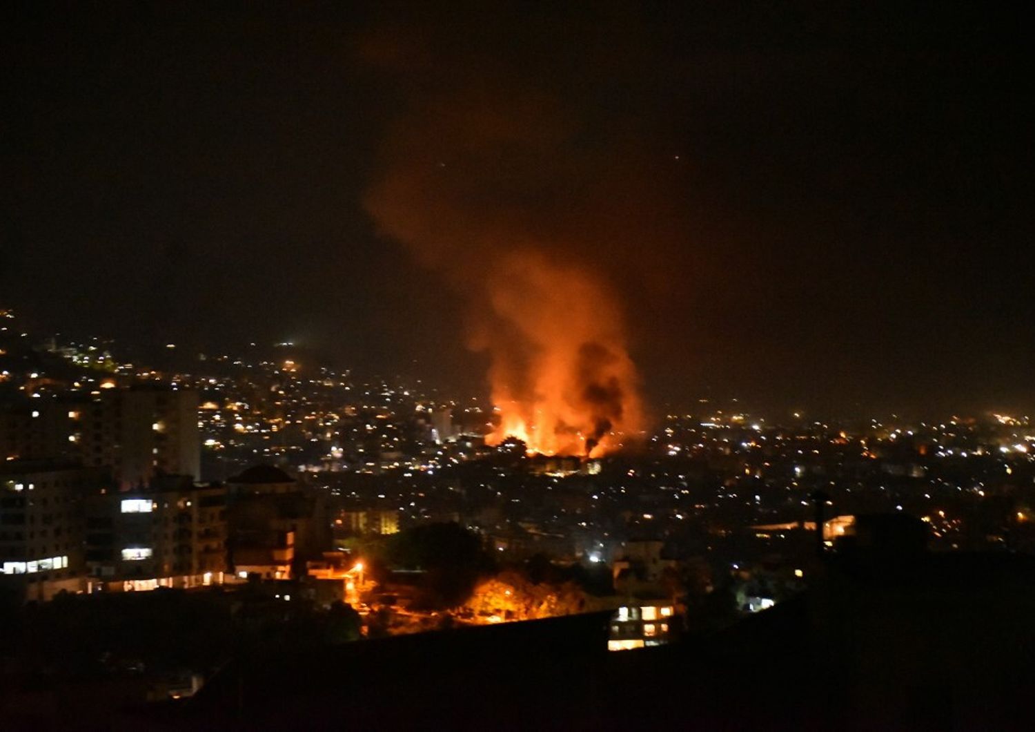 Fuoco e fiamme a Beirut dopo gli attacchi di Israele