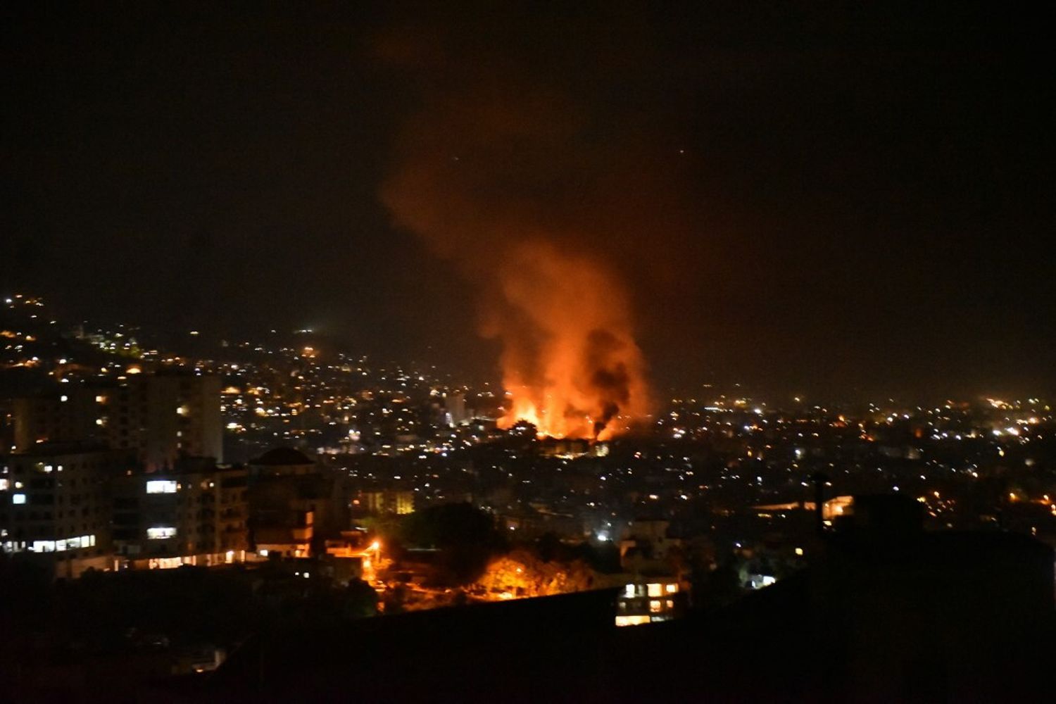 Fuoco e fiamme a Beirut dopo gli attacchi di Israele