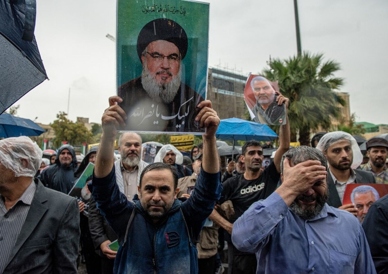 Manifestanti in Iran dopo la morte di Nasrallah