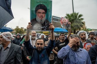 Manifestanti in Iran dopo la morte di Nasrallah