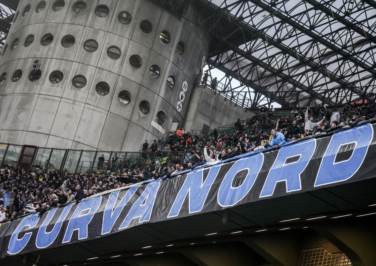 Curva interista durante il derby