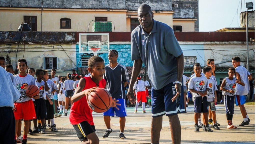 Addio a Dikembe Mutombo, il 're delle stoppate'