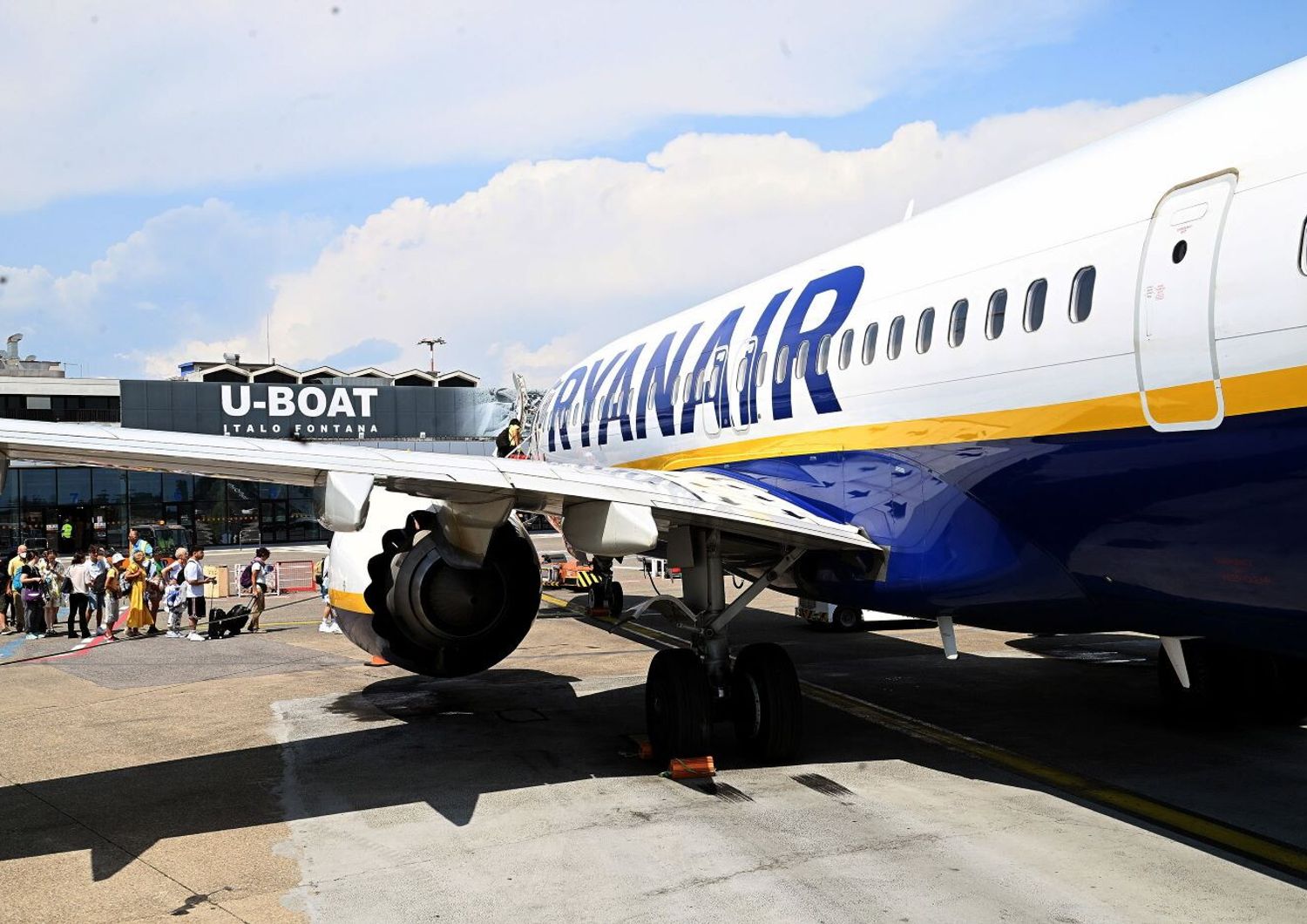 aerei scoppio pneumatici ryanair a orio al serio pista danneggiata