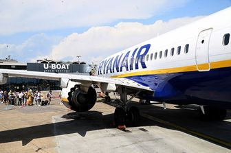 aerei scoppio pneumatici ryanair a orio al serio pista danneggiata