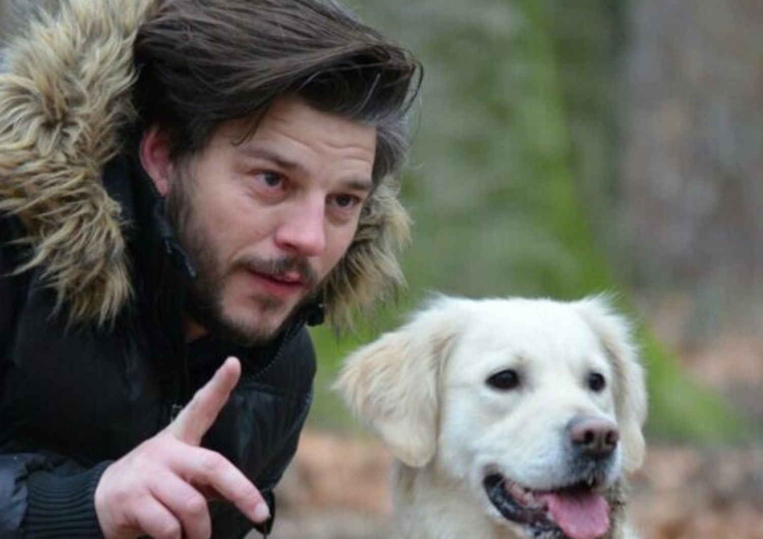 uomo parla al cane piu piano per farsi capire