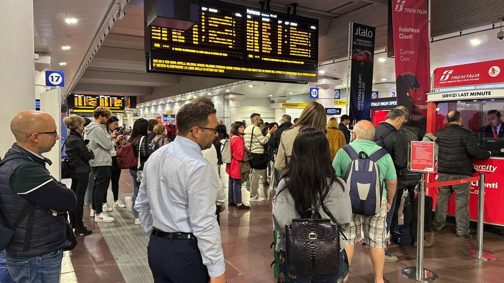 Treni in tilt in tutta Italia, ritardi fino a 160 minuti e cancellazioni (VIDEO)