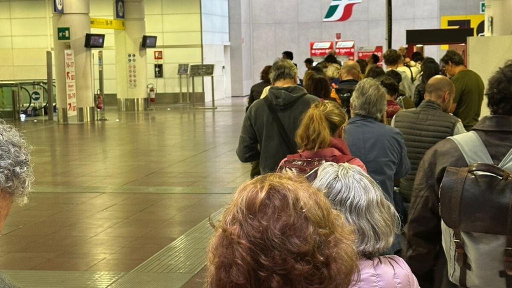 Treni in tilt in tutta Italia, ritardi fino a 160 minuti e cancellazioni (VIDEO)