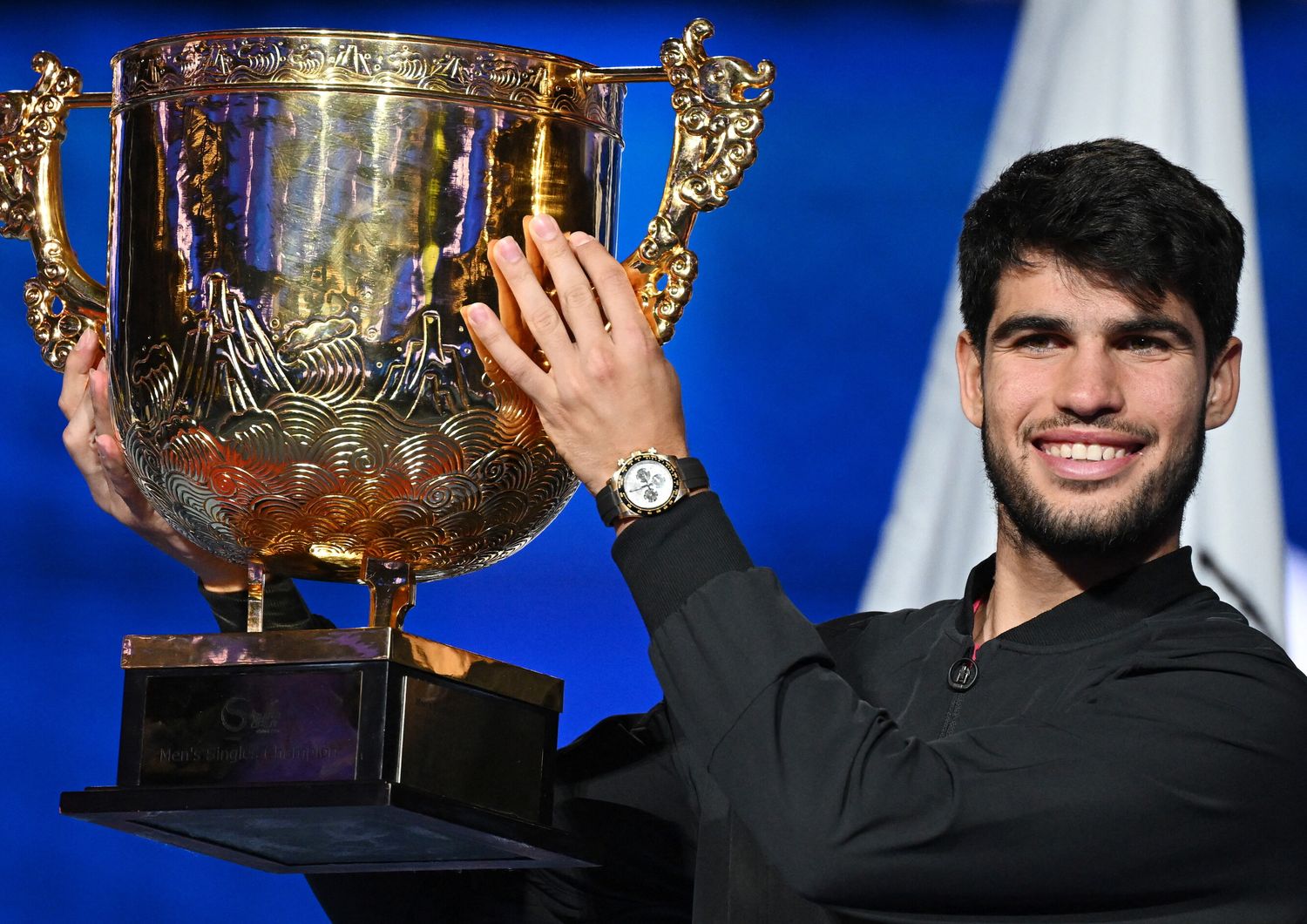 Lo spagnolo Carlos Alcaraz festeggia il successo contro Jannik Sinner al torneo di tennis China Open di Pechino