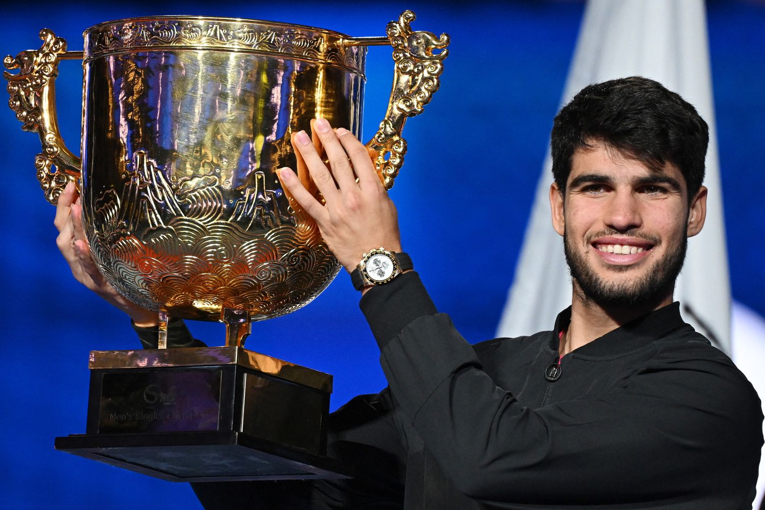 Lo spagnolo Carlos Alcaraz festeggia il successo contro Jannik Sinner al torneo di tennis China Open di Pechino