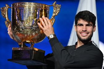 Lo spagnolo Carlos Alcaraz festeggia il successo contro Jannik Sinner al torneo di tennis China Open di Pechino