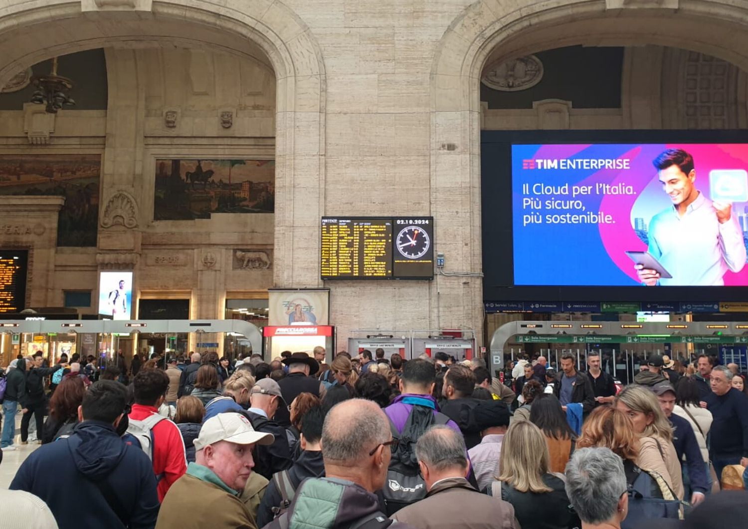 Treni cancellati o ijn ritardo: il caos alla stazione Centrale di Milano