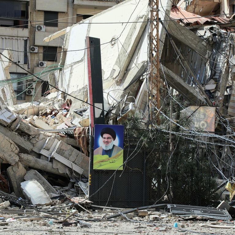 Un ritratto del leader ucciso del gruppo, Hassan Nasrallah, appeso alle macerie di un edificio distrutto da un attacco aereo israeliano su un quartiere della periferia meridionale di Beirut