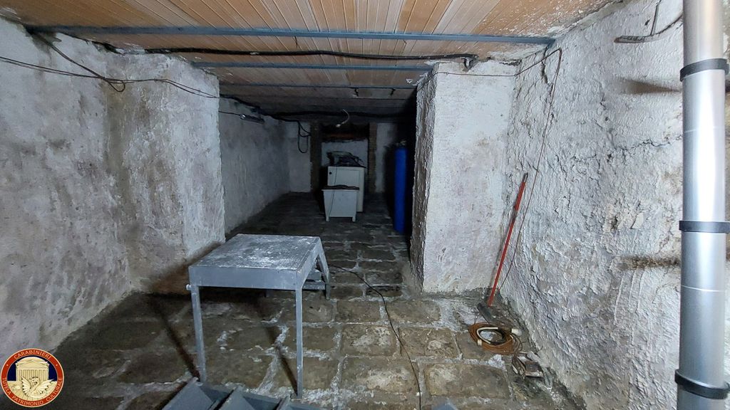 Scavi clandestini a Napoli, scoperta una chiesa medievale