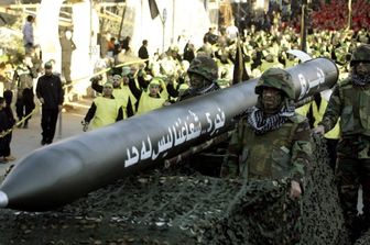 Un missile Fajr 5 mostrato durante una parata di Hezbollah