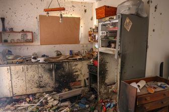 La cucina di una casa danneggiata durante l'attacco del 7 ottobre nel Kibbutz Kissufim