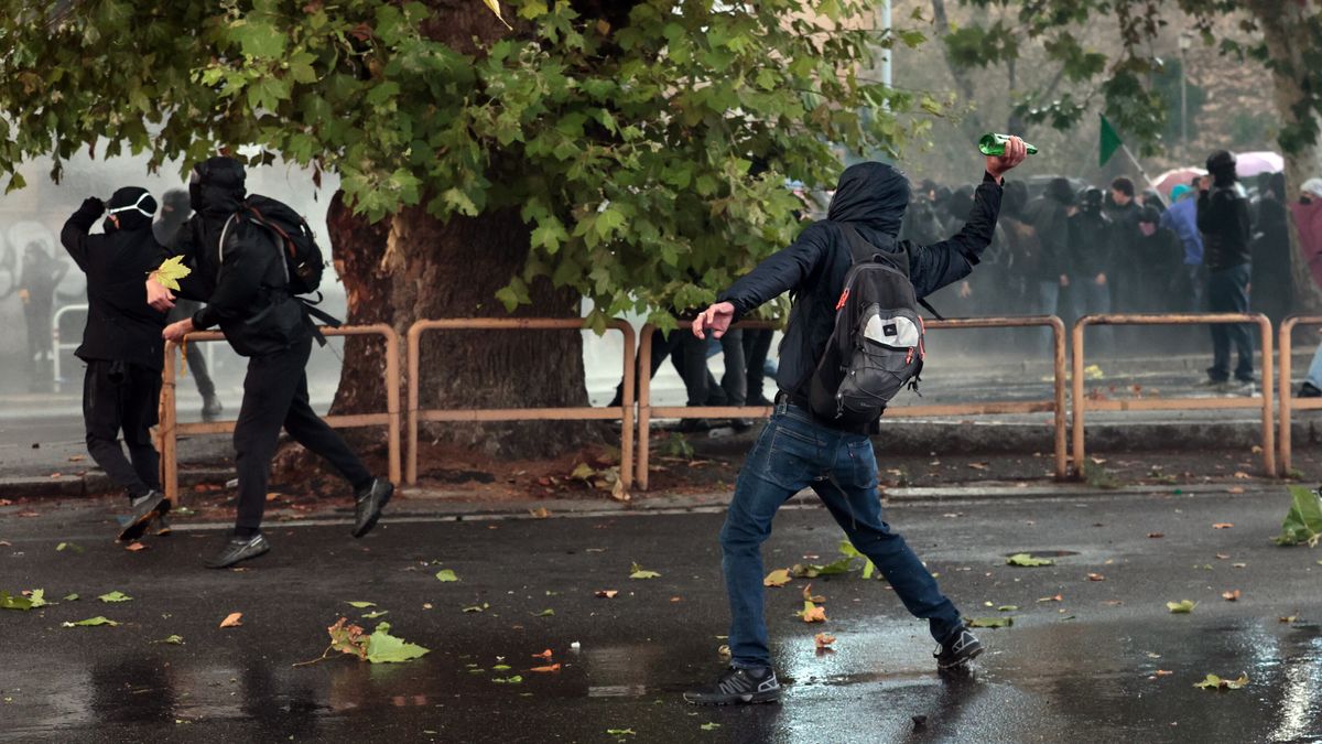 Manifestante lancia una bottiglia