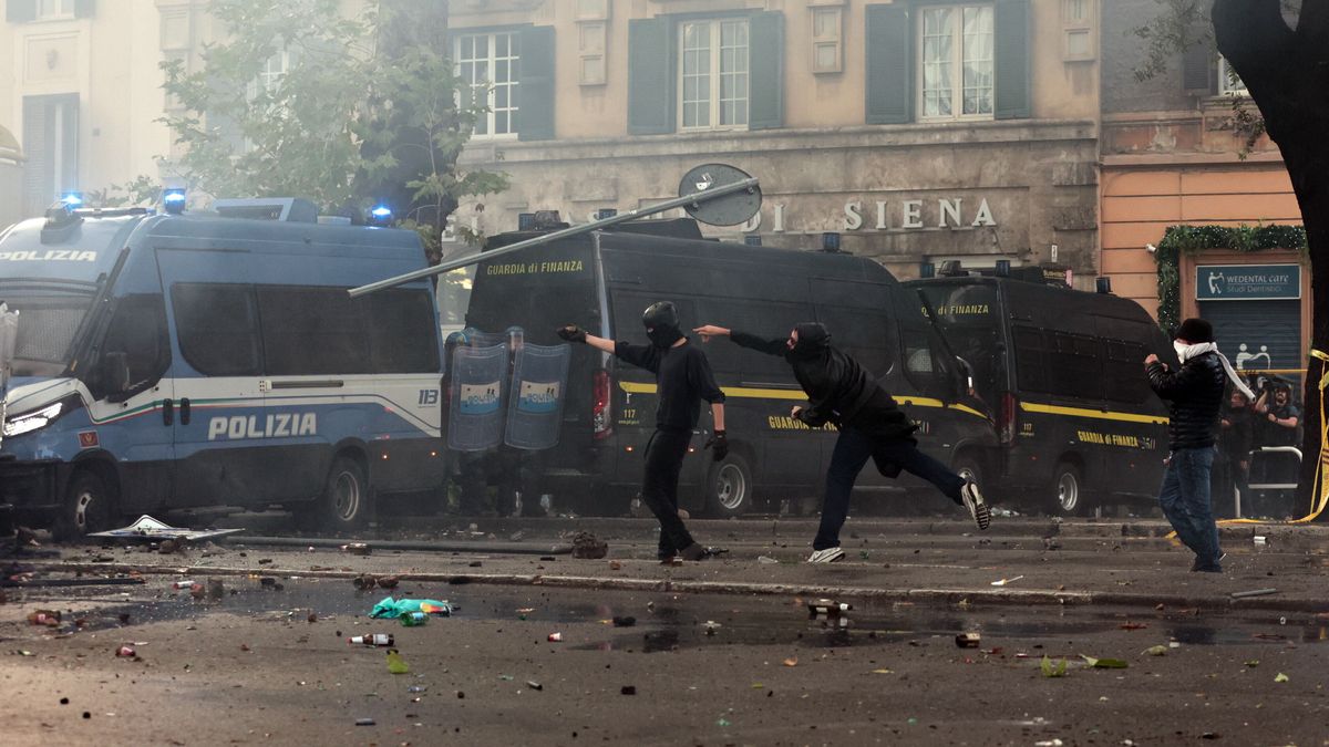 Lanci di oggetti contro la polizia