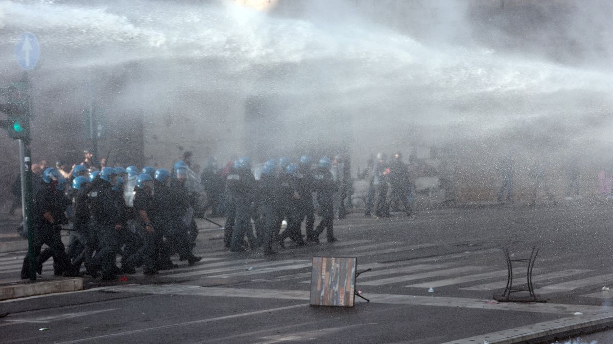 La polizia avanza verso i manifestanti-