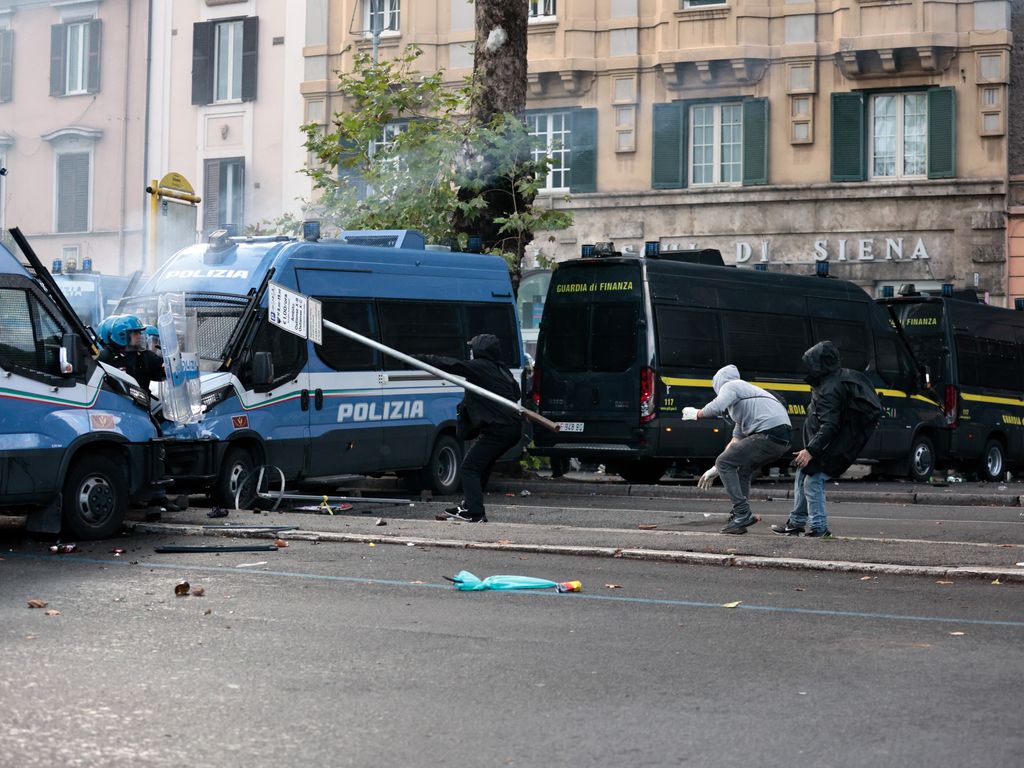 Lancio di oggetti contro la polizia