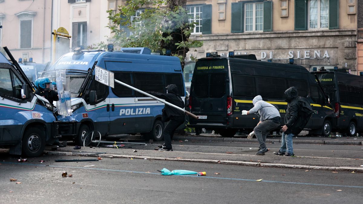 Lancio di oggetti contro la polizia