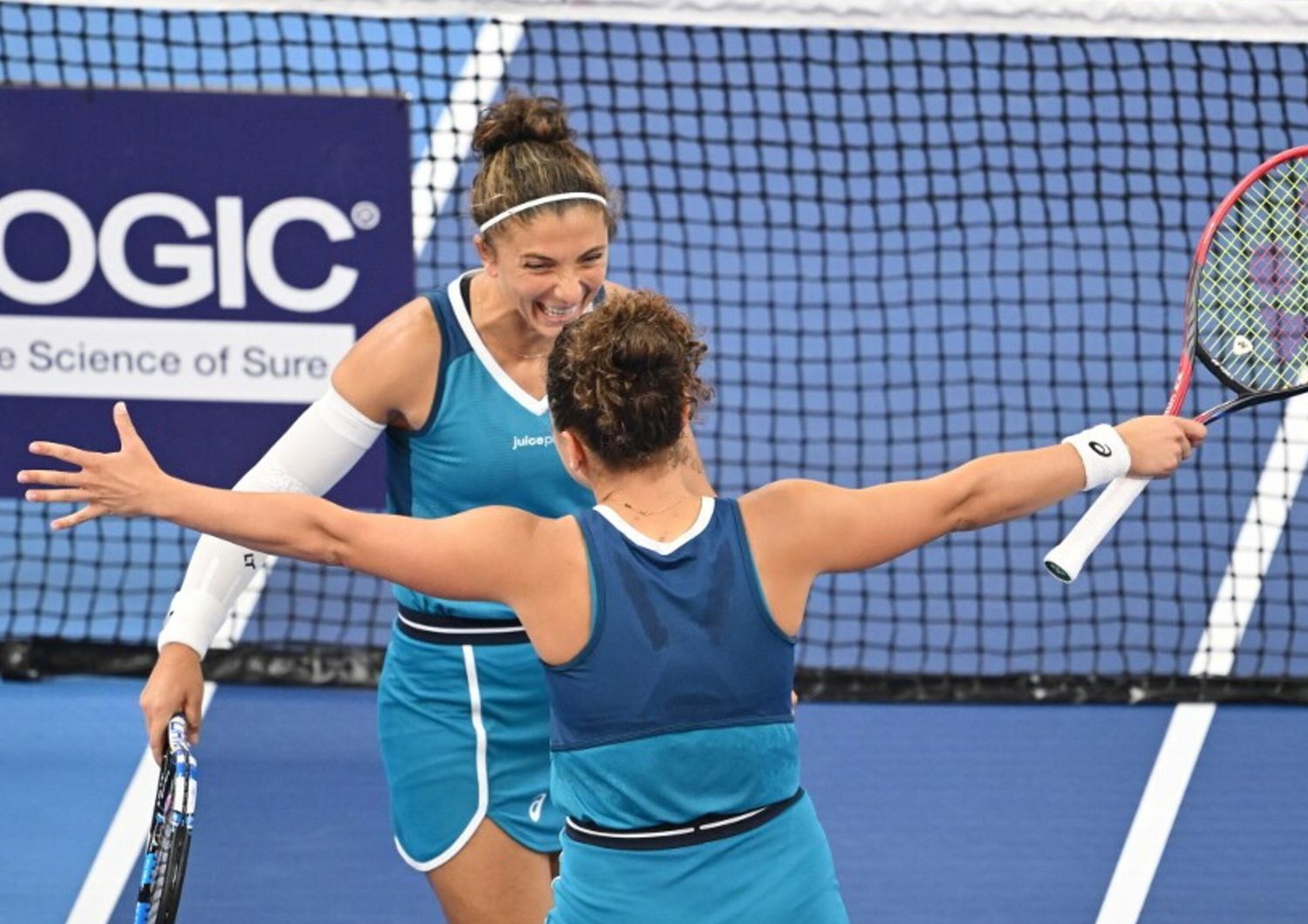 Sara Errani e Jasmine Paolini festeggiano la vittoria contro la taiwanese Chan Hao-ching e la russa Veronika Kudermetova nella finale del doppio femminile al torneo di tennis China Open di Pechino