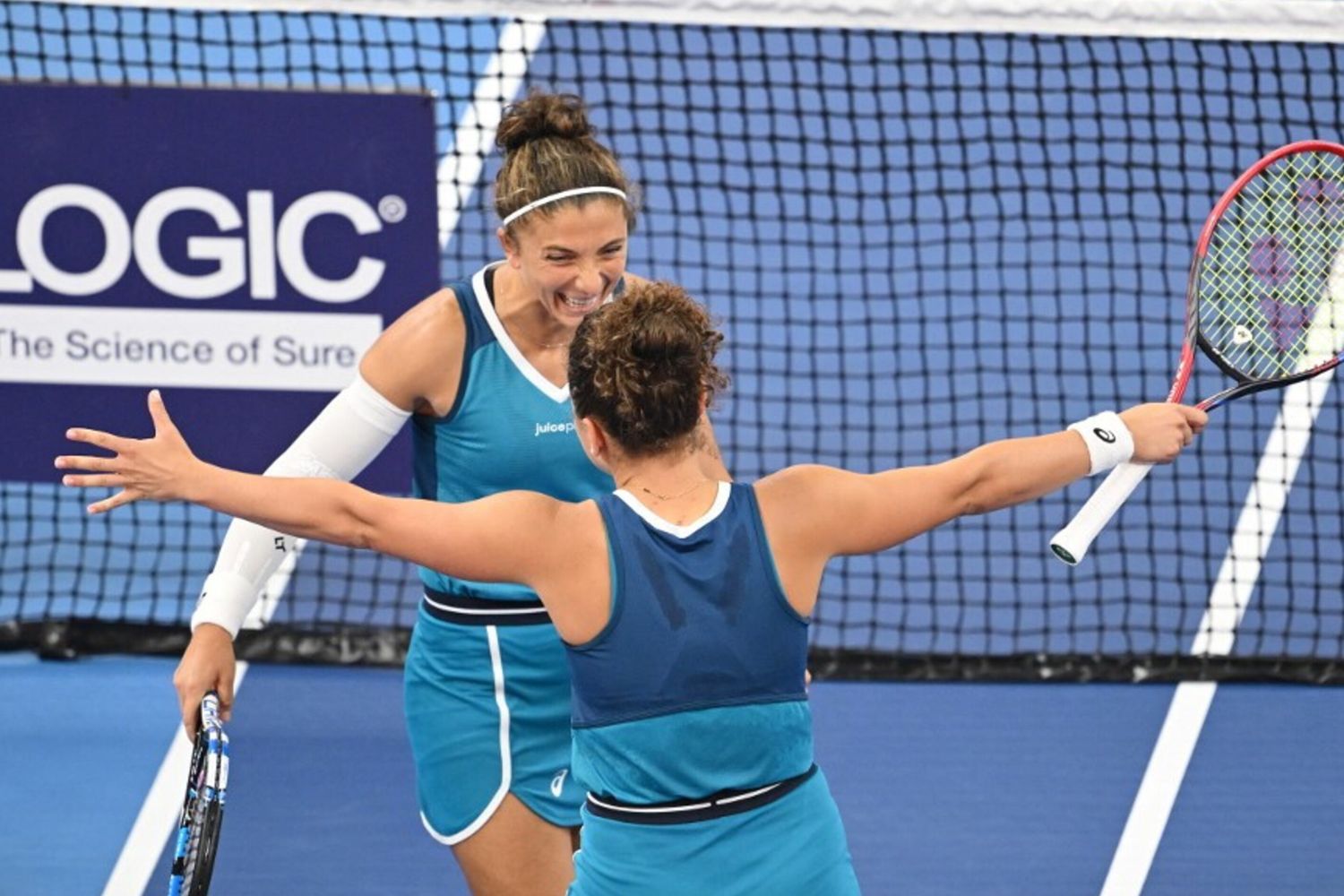 Sara Errani e Jasmine Paolini festeggiano la vittoria contro la taiwanese Chan Hao-ching e la russa Veronika Kudermetova nella finale del doppio femminile al torneo di tennis China Open di Pechino