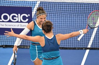 Sara Errani e Jasmine Paolini festeggiano la vittoria contro la taiwanese Chan Hao-ching e la russa Veronika Kudermetova nella finale del doppio femminile al torneo di tennis China Open di Pechino