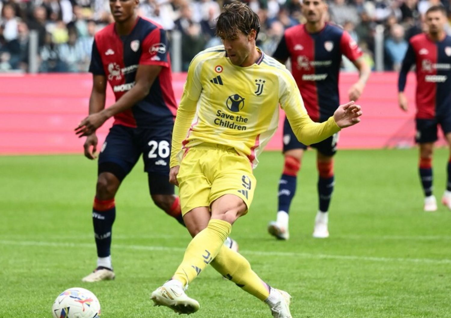 Vlahovic realizza su calcio di rigore il gol del provvisorio 1-0 della Juve sul Cagliari