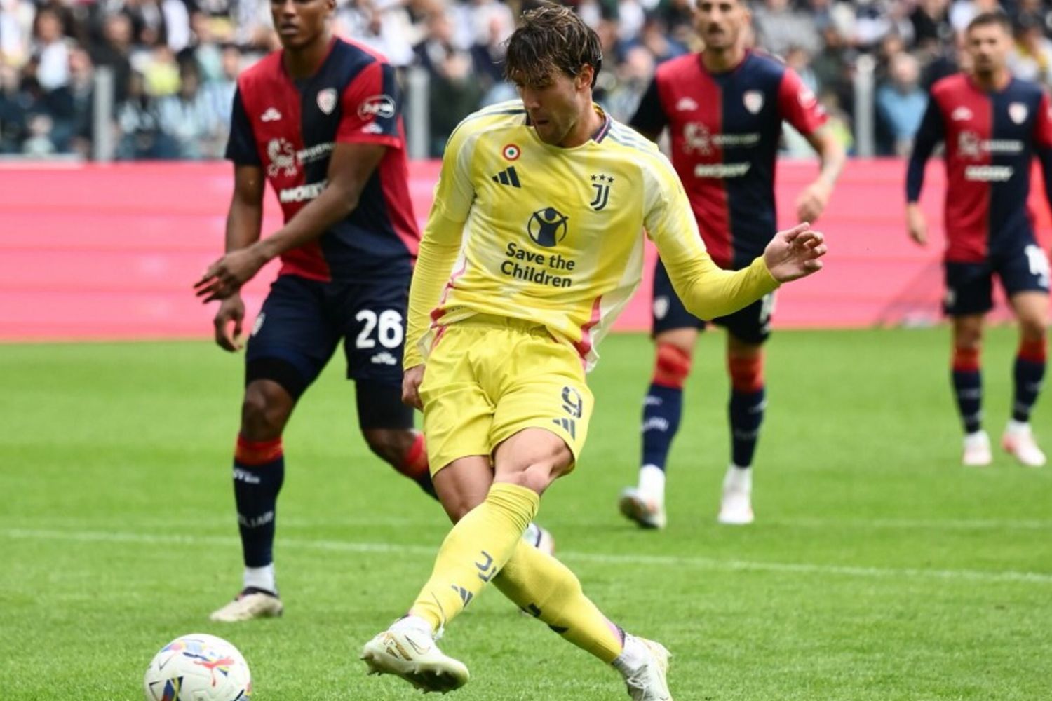 Vlahovic realizza su calcio di rigore il gol del provvisorio 1-0 della Juve sul Cagliari