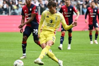 Vlahovic realizza su calcio di rigore il gol del provvisorio 1-0 della Juve sul Cagliari