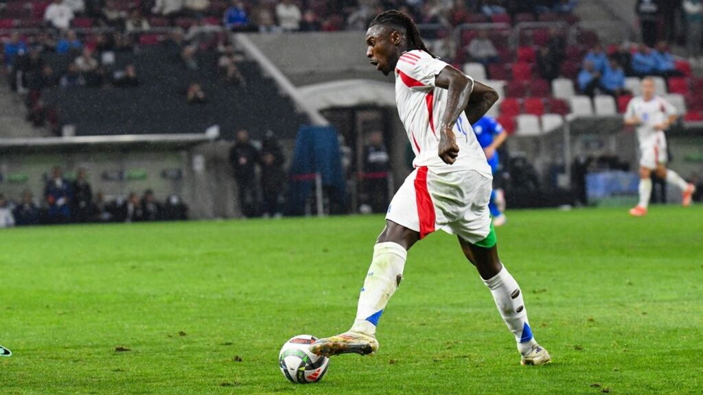 L'attaccante della Fiorentina Moise Kean, con la maglia della Nazionale