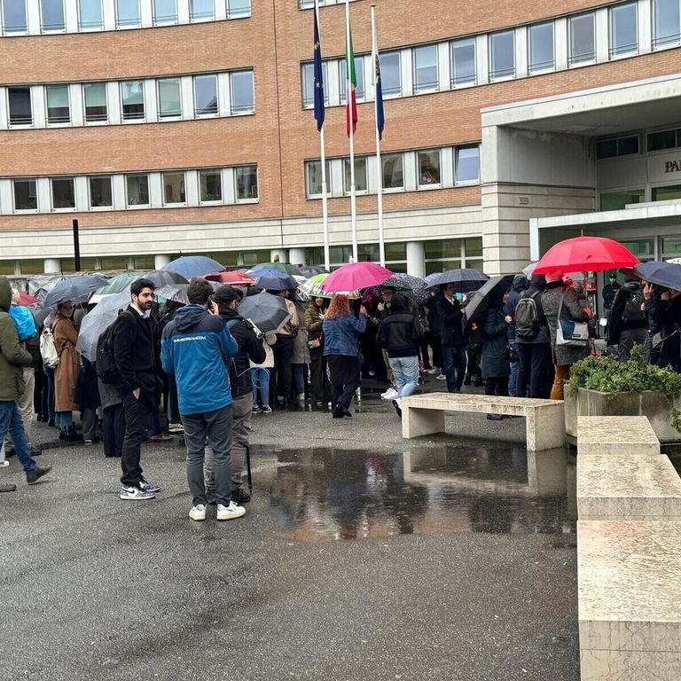 Gente in coda per poter assistere in aula al processo sulla strage di Erba