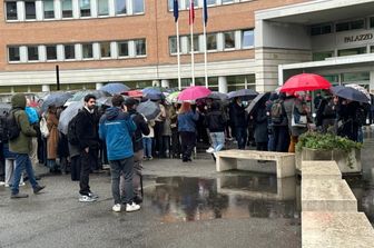 Gente in coda per poter assistere in aula al processo sulla strage di Erba