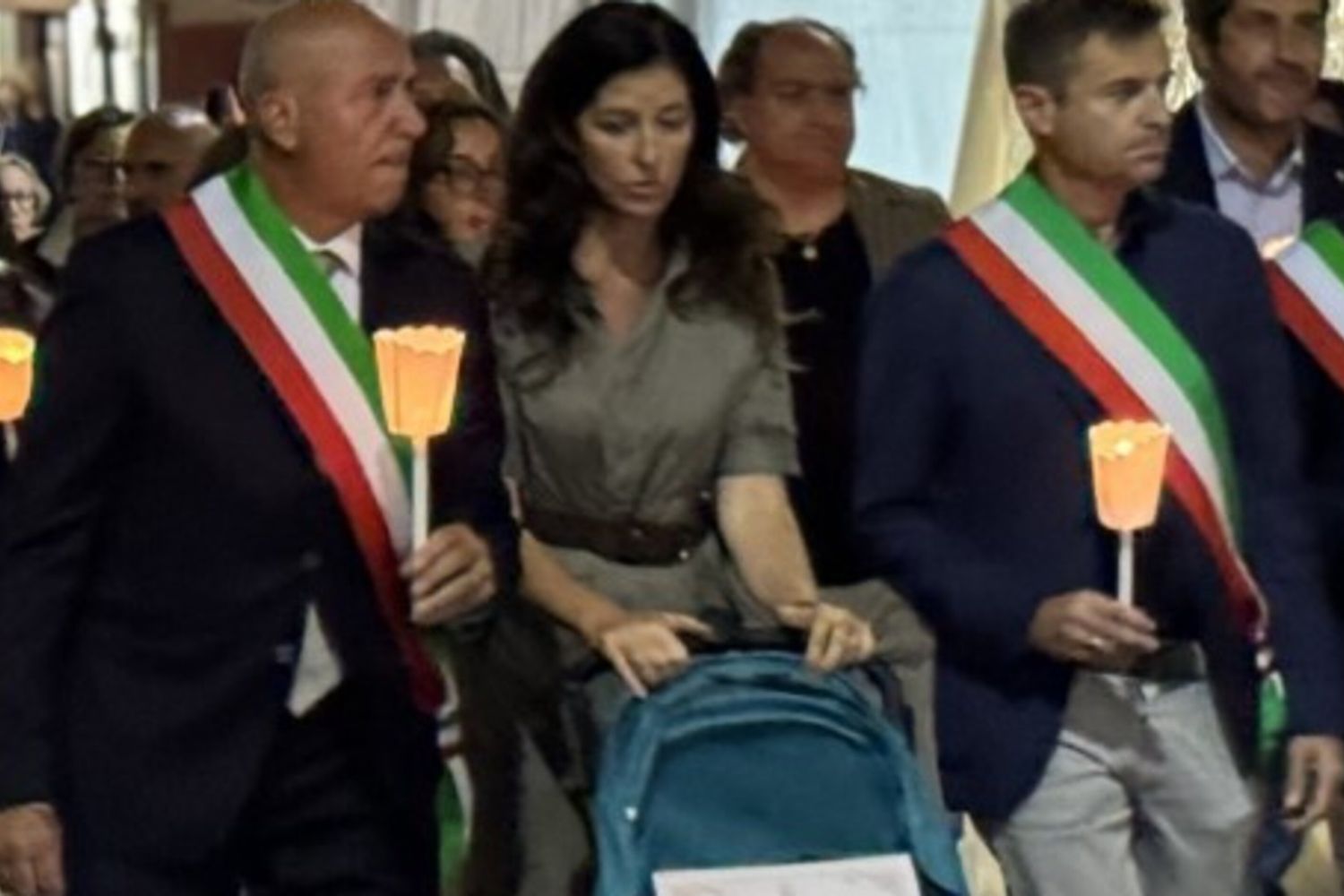 Claudia Ciampa alla fiaccolata per il ritorno del figlio Ethan