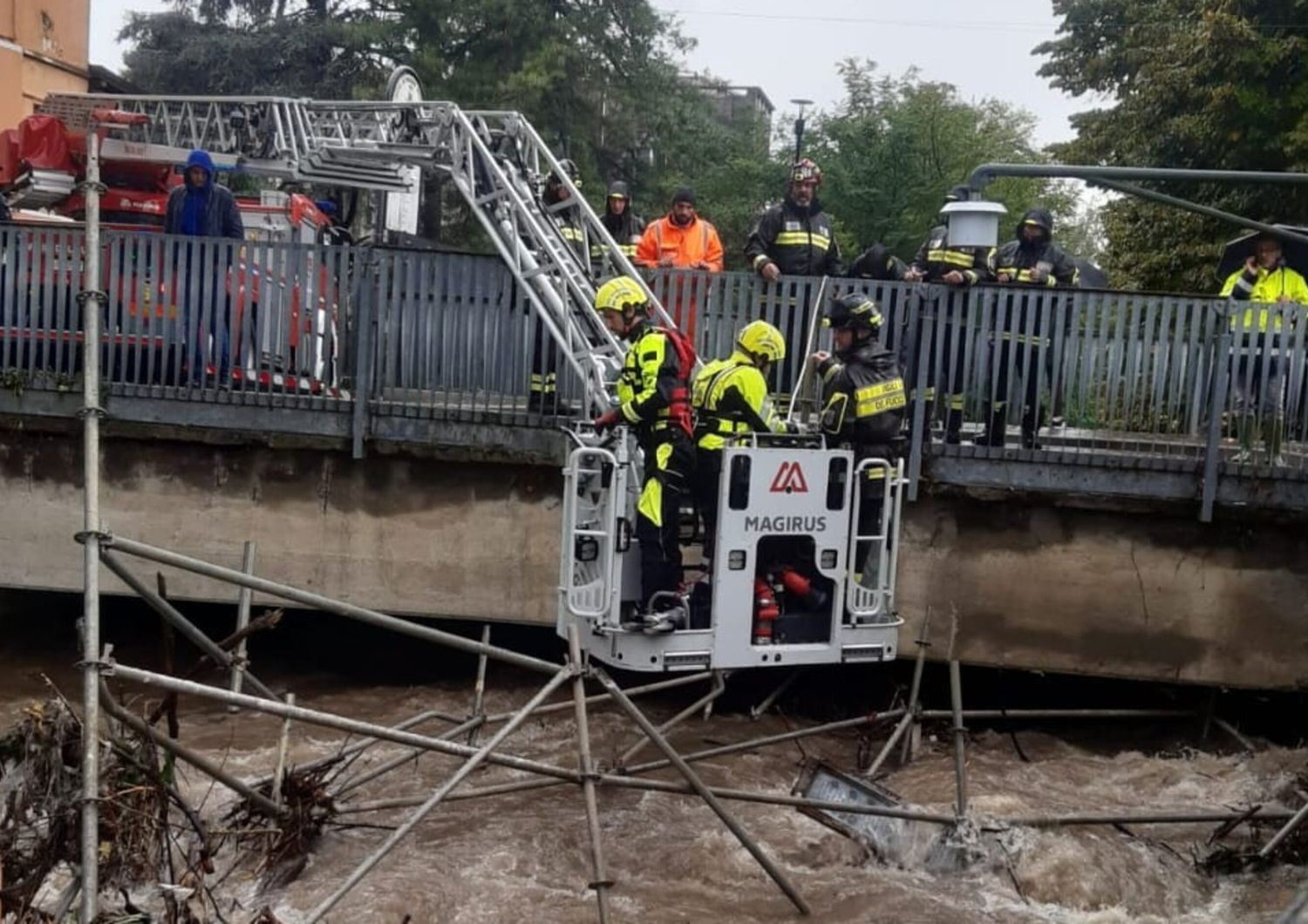 Ponteggio metallico cade nel Seveso, intervento dei vigili del fuoco a Paderno Dugnano