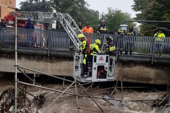 Ponteggio metallico cade nel Seveso, intervento dei vigili del fuoco a Paderno Dugnano