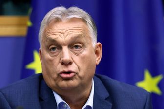 Giovane si lancia contro Orban nel parlamento europeo