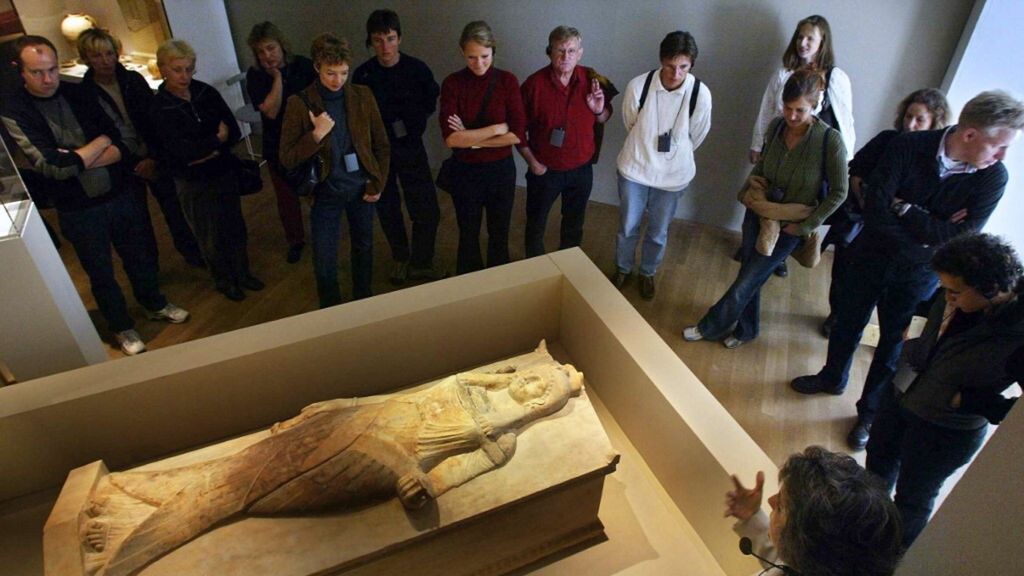 I visitatori osservano un sarcofago del III secolo a.C. al Museo Nazionale di Cartagine Bardo, Tunisia