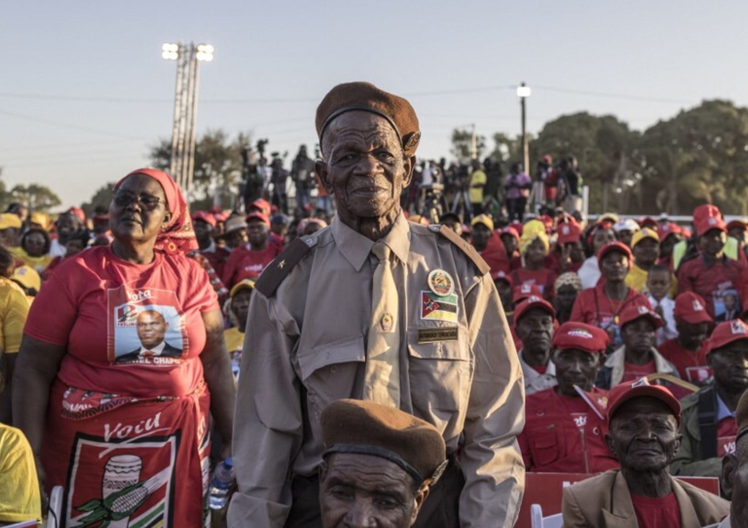 Un ancien combattant mozambicain participe au rassemblement de clôture de la campagne électorale du FRELIMO