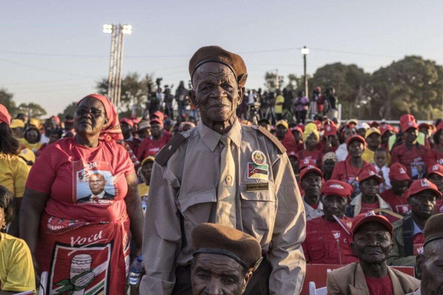 Un ancien combattant mozambicain participe au rassemblement de clôture de la campagne électorale du FRELIMO