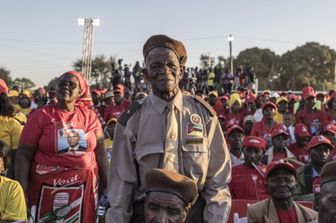 Un ancien combattant mozambicain participe au rassemblement de clôture de la campagne électorale du FRELIMO