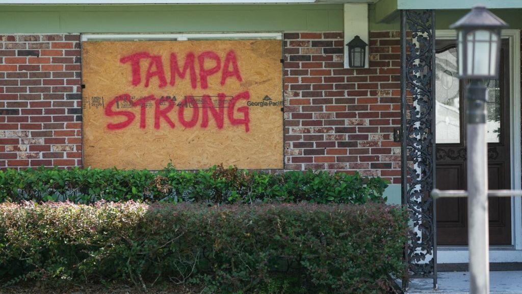 L'uragano Milton verso la Florida. Biden agli abitanti: "Evacuate ora. E' questione di vita o di morte"