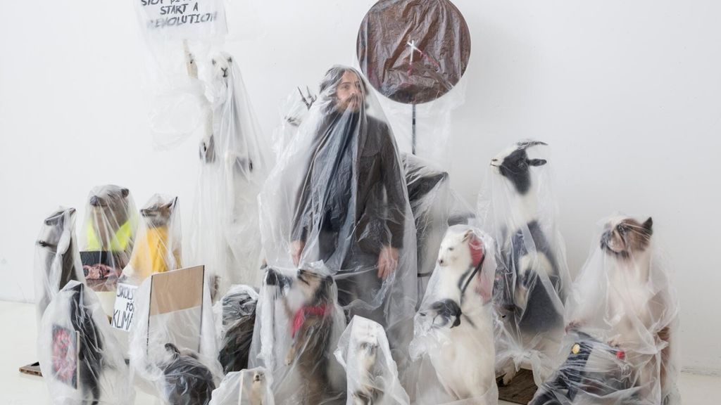 La "Skolstrejk för Klimatet" degli animali. A Milano una installazione contro il collasso ambientale