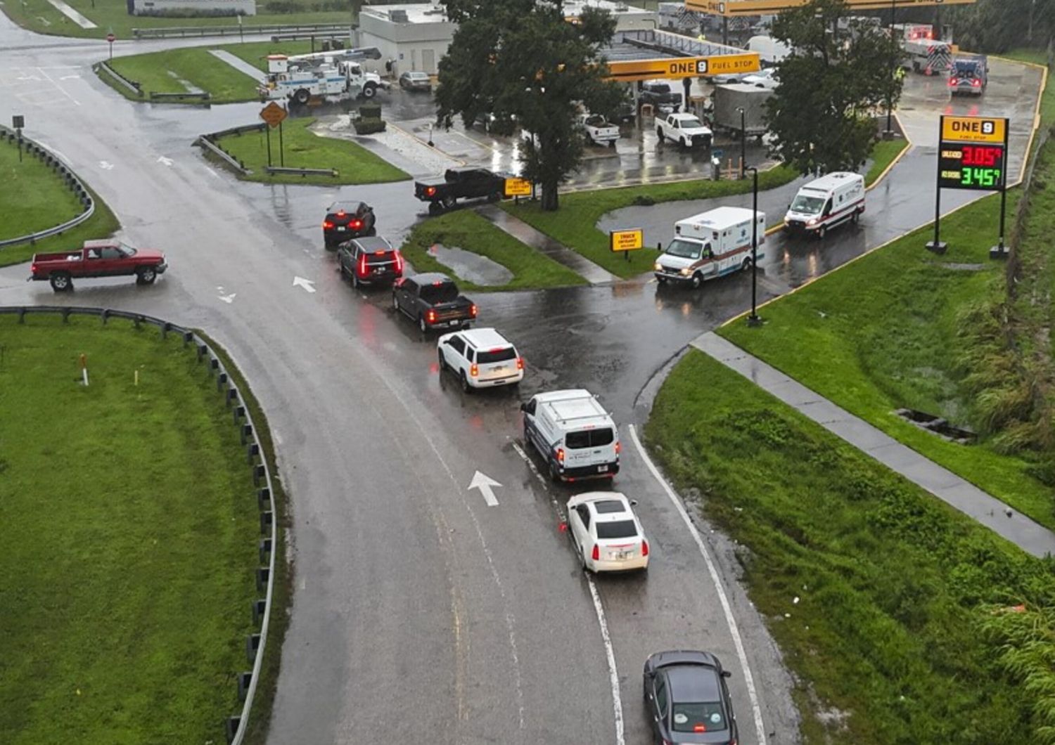 Auto fanno rifornimento in attesa dell’uragano Milton