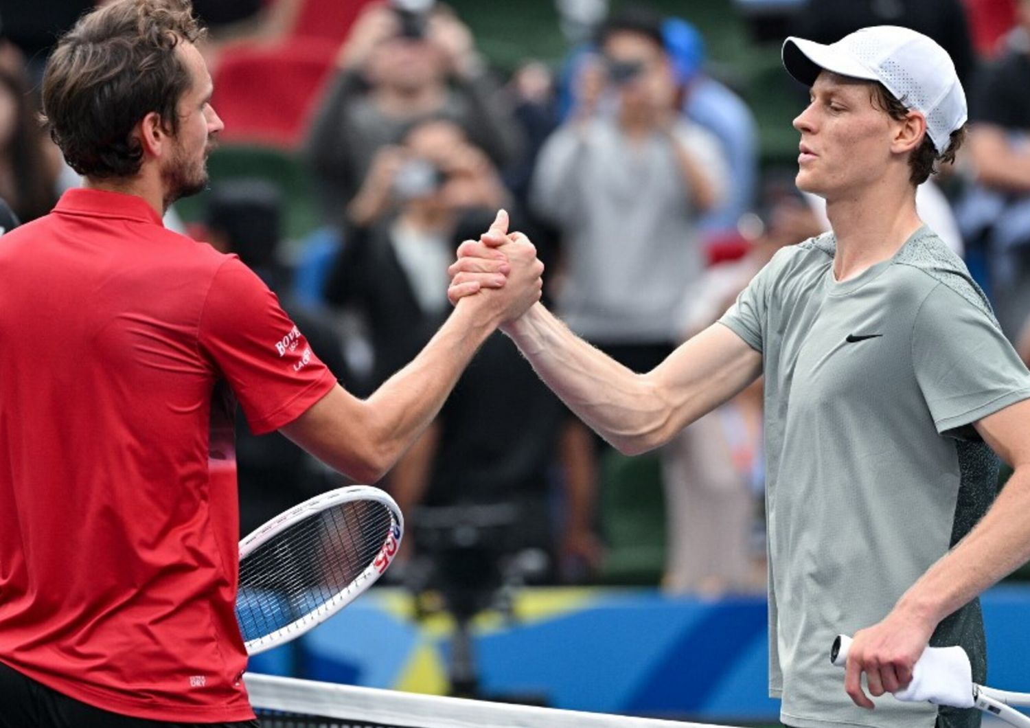 Sinner in semifinale a Shanghai, Medvedev ko in 2 set