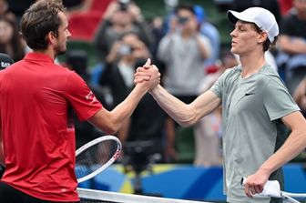 Sinner in semifinale a Shanghai, Medvedev ko in 2 set