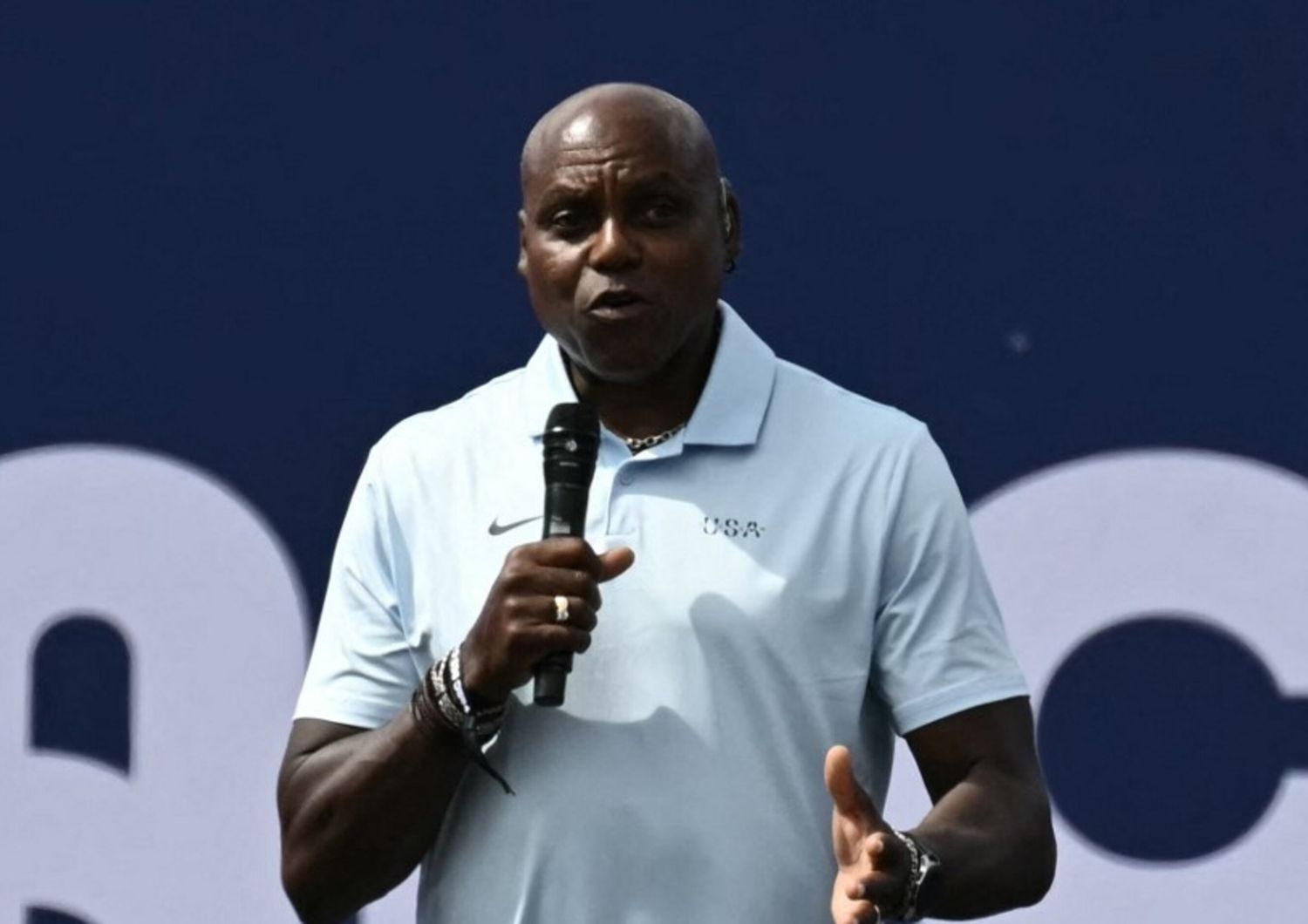 Carl Lewis strappa la foto di Trump al Festival Trento