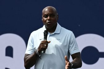 Carl Lewis strappa la foto di Trump al Festival Trento